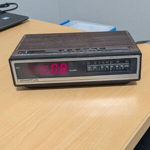 VINTAGE SPARTUS CLOCK RADIO, MODEL 0107-61